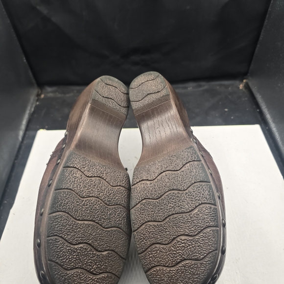 White Mountain Brown Leather Mules with‎ Floral Cutouts - Picture 7 of 7